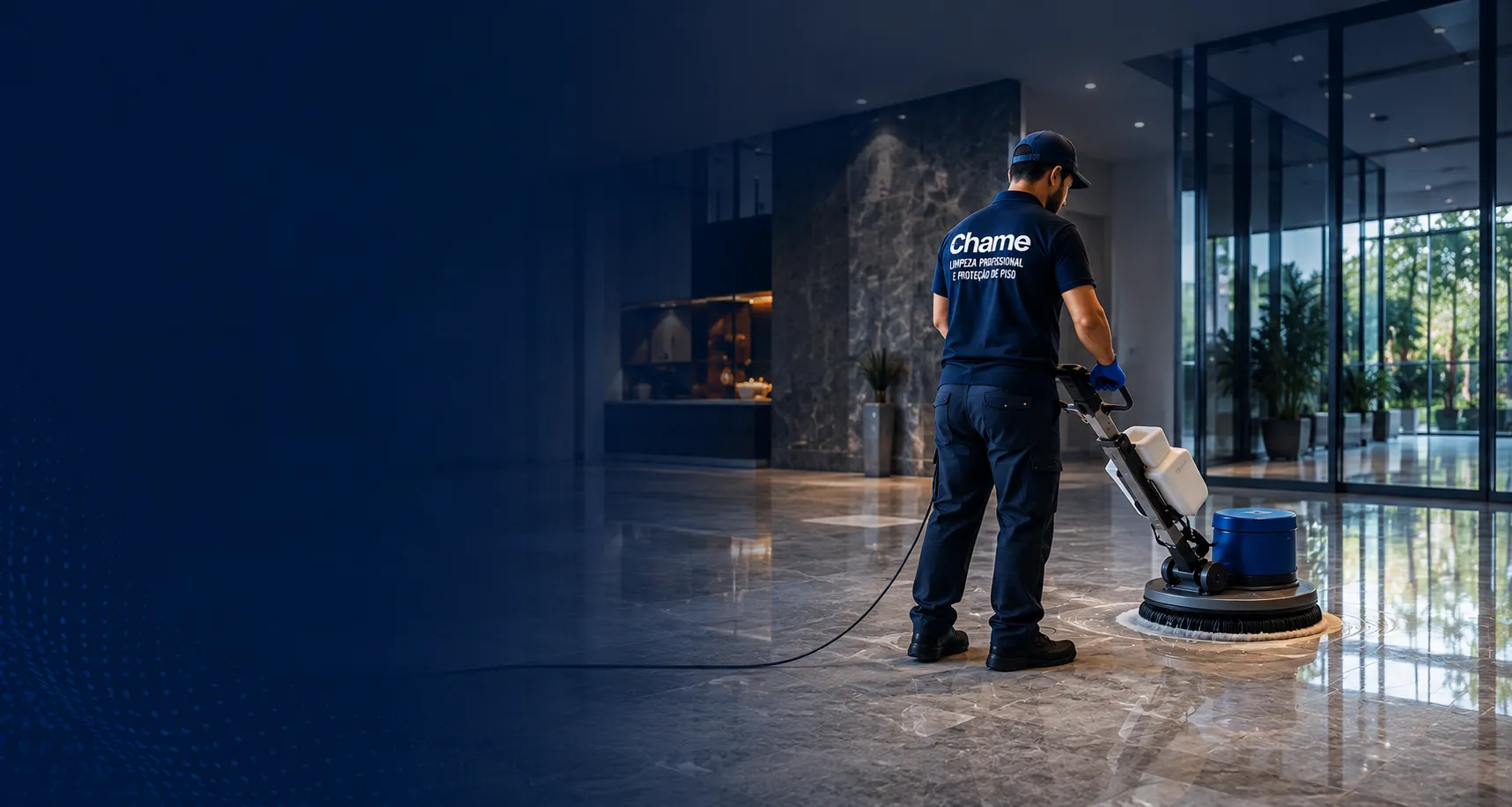 Equipe profissional da Chame realizando limpeza e restauração técnica de piso com equipamento profissional